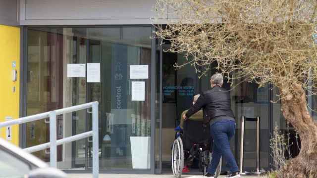 Una familiar llevando a una persona mayor a una residencia no vinculada al caso / EP