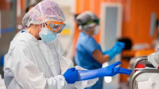 Sanitarios trabajan en un hospital para atender a pacientes de coronavirus / CG