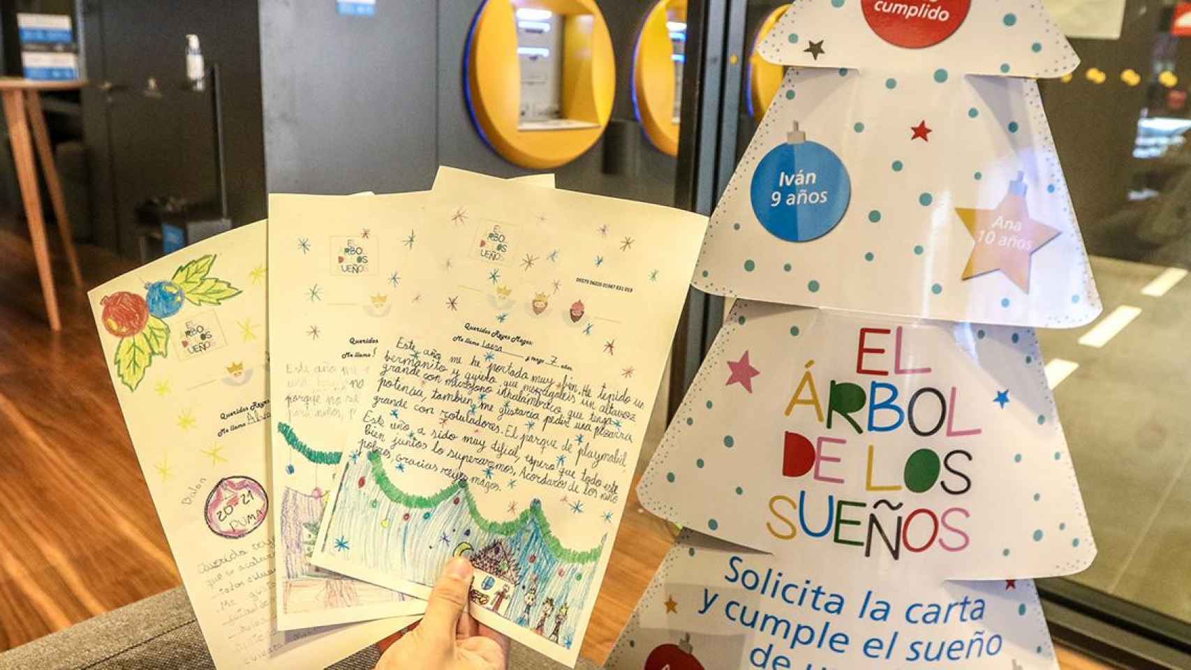 Cartas de los niños de la iniciativa El Árbol de los Sueños que llegan a las oficinas de Caicabank / CAIXABANK
