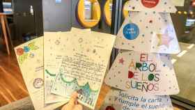 Cartas de los niños de la iniciativa El Árbol de los Sueños que llegan a las oficinas de Caicabank / CAIXABANK