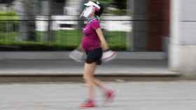 Una mujer embarazada y con visera de protección por el Covid-19 pasea / EUROPA PRESS