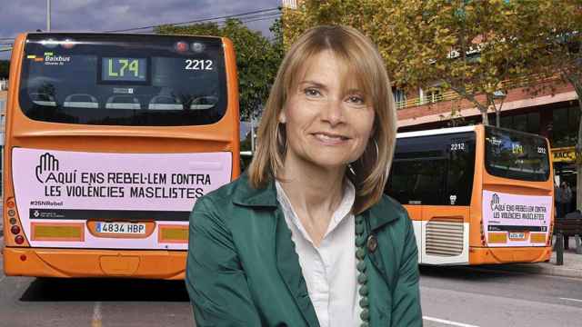 Lluïsa Moret junto a dos autobuses de la campaña contra el acoso sexual en el deporte   CG