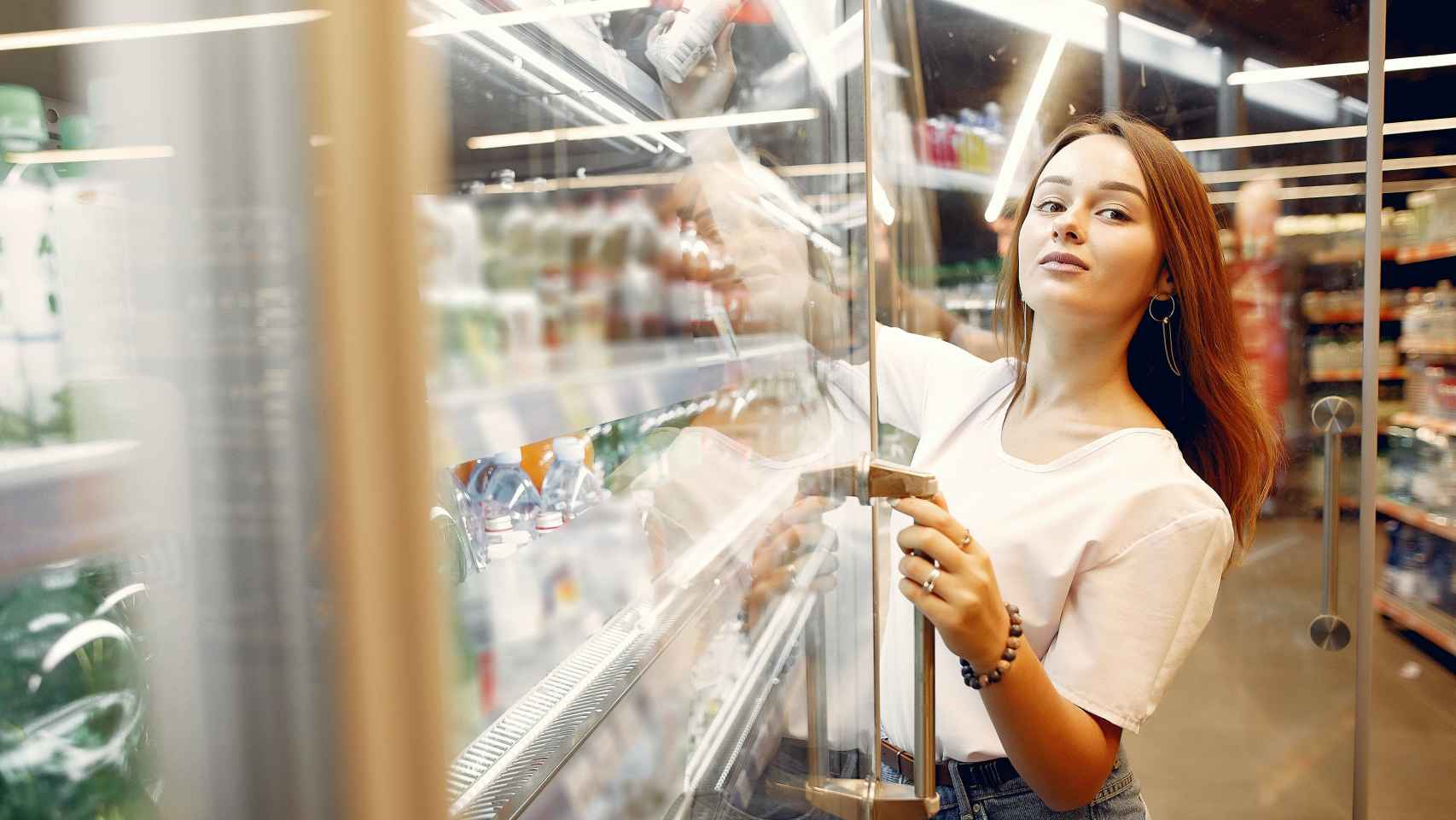 Una joven compra en un supermercado / PEXELS