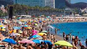 Aspecto de una playa de Barcelona el domingo, con las restriccciones en vigor / EFE