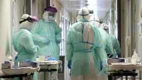 Personal de sanidad protegido contra el coronavirus en un hospital / EUROPA PRESS