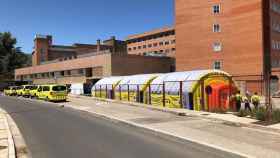 Área sanitaria móvil junto al Hospital Arnau de Vilanova de Lleida / EP