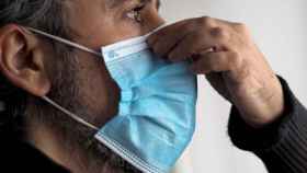 Un hombre usa una mascarilla para protegerse del coronavirus / EP