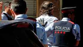 Agentes de los Mossos escoltan a un hombre detenido / EFE