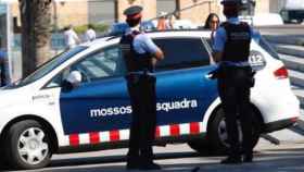 Una coche patrulla y dos agentes de Mossos d'Esquadra / EFE