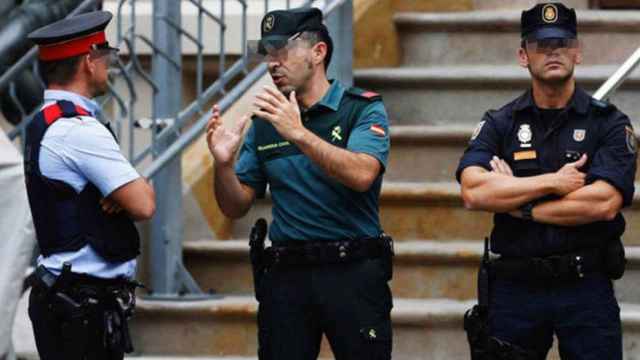 Agentes de los Mossos d'Esquadra y de la Guardia Civil en una foto de archivo