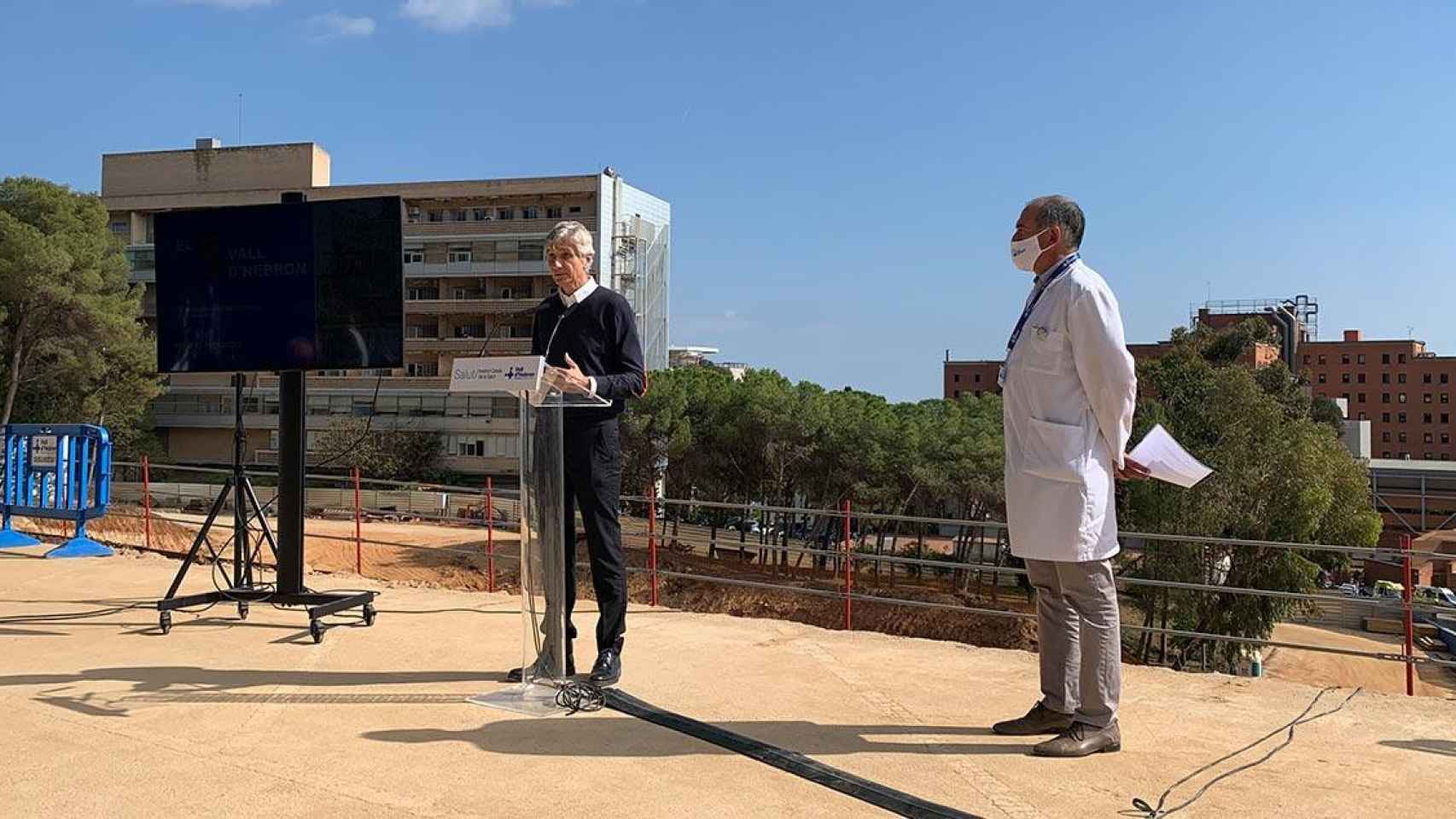 El 'conseller' de Salud, Josep Maria Argimon, y el gerente de Vall d'Hebron, Albert Salazar, delante de las obras del hospital / CG