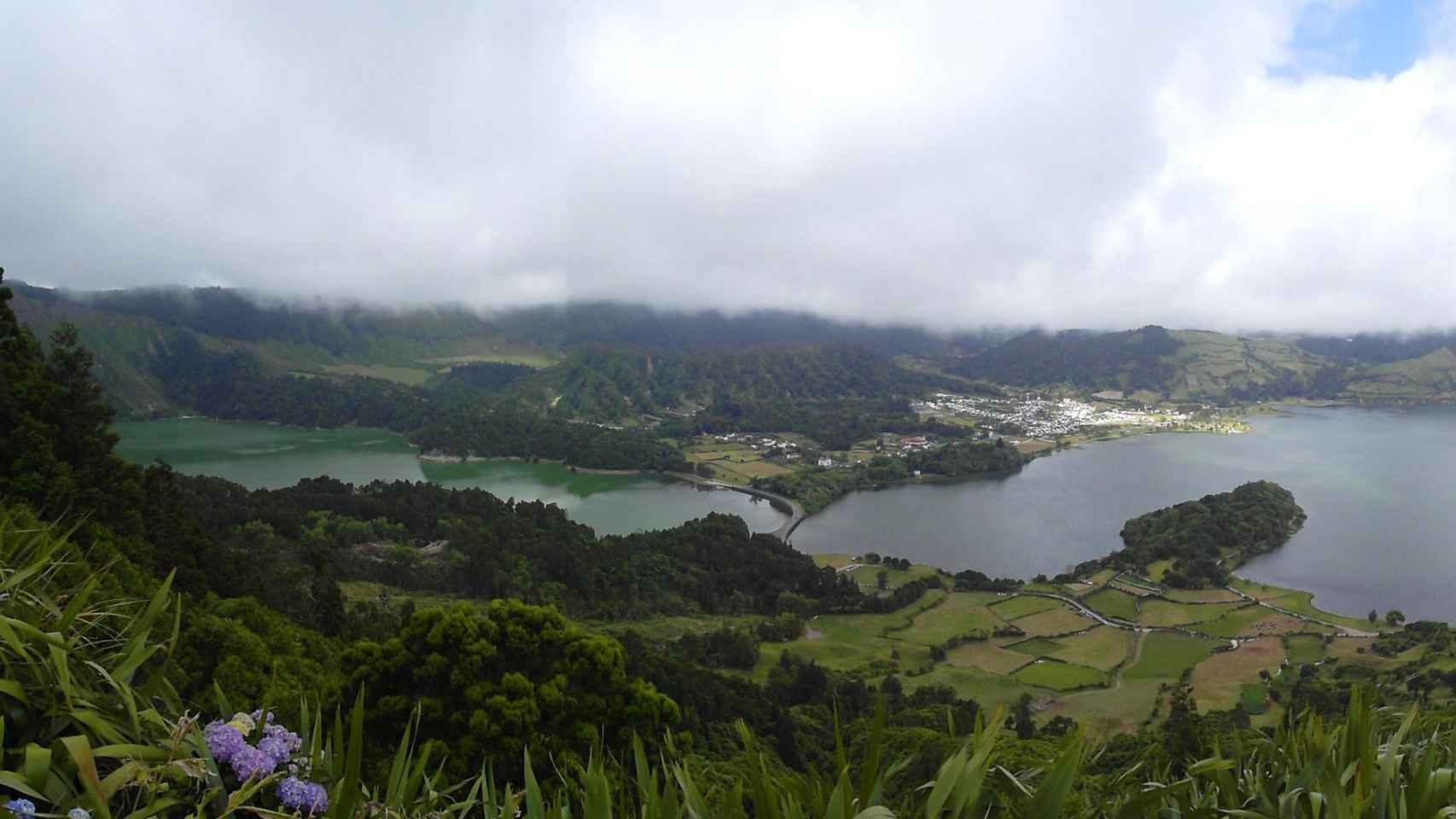Las lagunas verde y azul en el paraje protegido Sete Cidades, Azores / YOLANDA CARDO