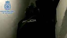 Agentes de la policía durante el rescate del menor en Barcelona / POLICÍA NACIONAL