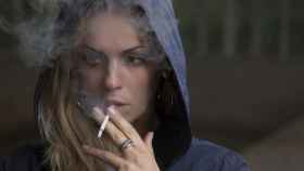 Imagen de archivo de una mujer fumando tabaco / PIXABAY