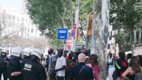 Efectivos de la Guardia Urbana durante una redada contra la venta ambulante en Barcelona / CG
