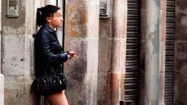 Una prostituta ofrece sus servicios en una calle de Barcelona / CG