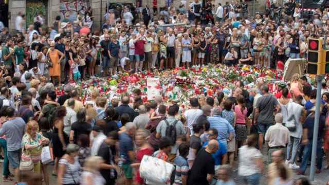 Turistas y barceloneses las Ramblas de Barcelona homenajeando a las víctimas del terrorismo / CG