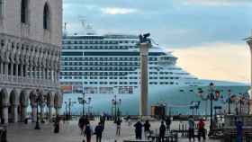 Vista desde la plaza de San Marcos de Venecia (Italia) de un gran crucero de lujo / CG