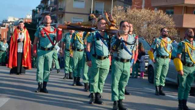 Los legionarios, en la procesión de L'Hospitalet, con el párroco Custodio Ballester al fondo / CG