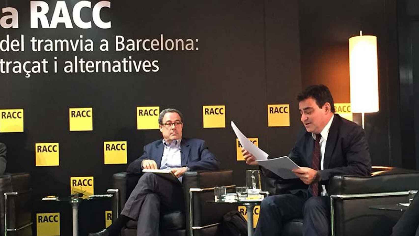 El responsable técnico de la conexión del tranvía de Barcelona, Pere Macias, a la izquierda, con el consultor Andreu Ulled, en una jornada organizada por el RACC.