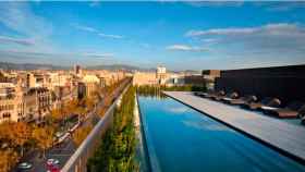 Espectacular piscina de uno de los hoteles más lujosos del centro de Barcelona.