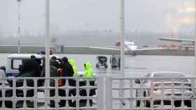 Los servicios de emergencia actúan en el aeropuerto de Rostov del Don tras el trágico acciedente.