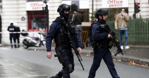 Cuatro personas heridas por arma blanca junto a la antigua sede de 'Charlie Hebdo' / EFE