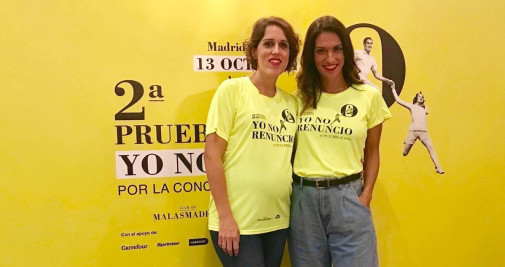 La fundadora de El Club de Malasmadres, Laura Baena (i), junto a la bailarina María Fernández (d), en una imagen de archivo / EP