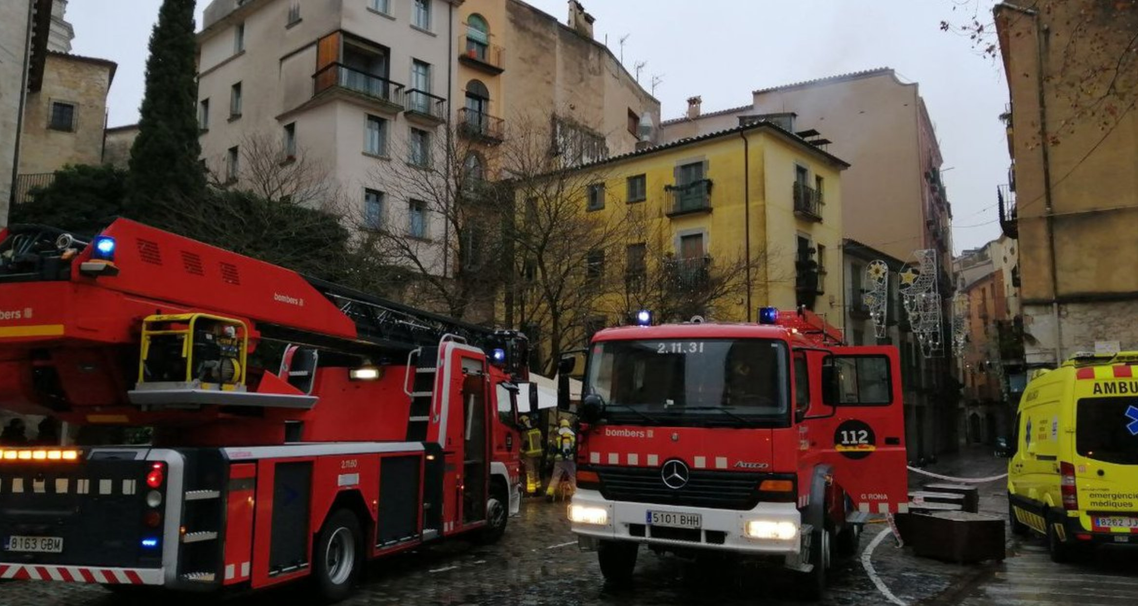 Bomberos sofocan el incendio de un restaurante en Girona / BOMBERS
