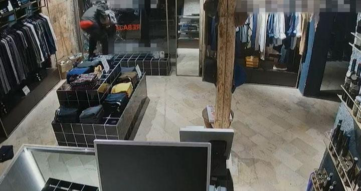 Un ladrón roba en una tienda en el Raval / MOSSOS D'ESQUADRA