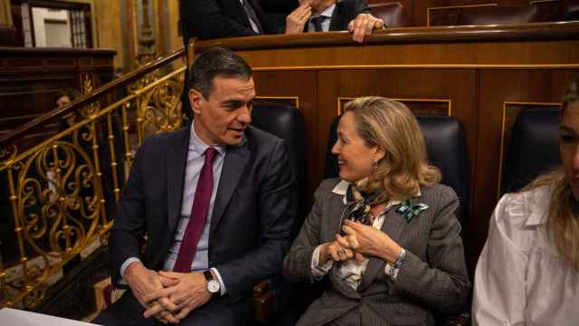 El presidente del Gobierno, Pedro Sánchez, y la vicepresidenta primera, Nadia Calviño, impulsan la Ley de Paridad, que obligará a las empresa Ibex a incorporar más consejeras / EP