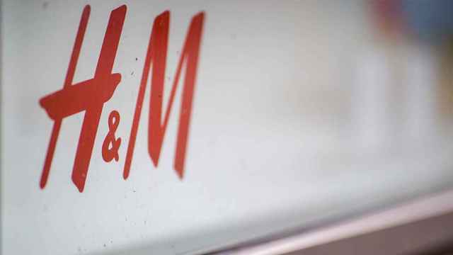 El logo de H&M en una tienda de la cadena / EP