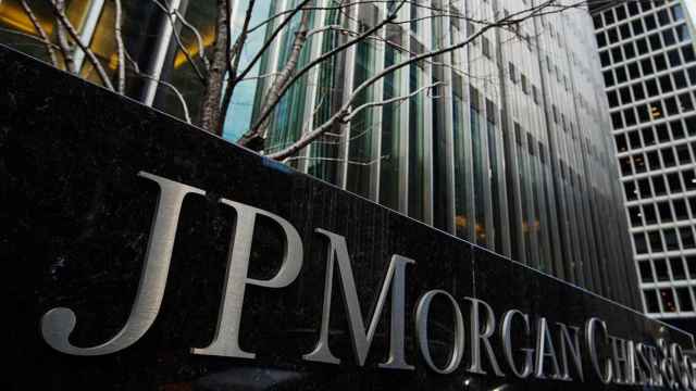 Un signo de JPMorgan Chase en su sede en Nueva York, que lidera el ranking de los grandes asesores de M&A / EP