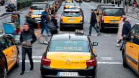 Taxistas ocupan la Gran Vía de Barcelona en demanda de más apoyo de la Administración / EFE
