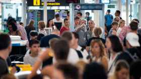 Colas en el control de seguridad del aeropuerto de El Prat de Barcelona / EFE