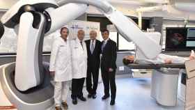 De izquierda a derecha, los doctores Salázar y Armengol, Isidro Fainé y el doctor Comella en la presentación del robot