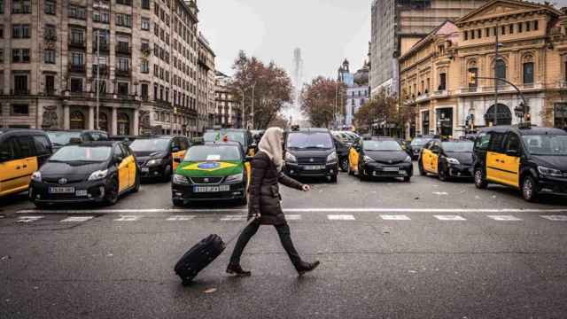 Una mujer pasa por delante de unos taxis durante la huelga del pasado enero / EUROPA PRESS