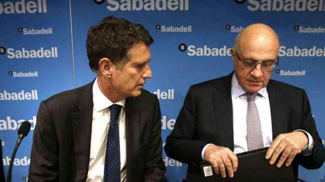 El presidente de Banco Sabadell, Josep Oliu, y el consejero delegado, Jaume Guardiola, renuncian al variable de 2018 por TSB  / EFE