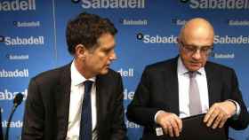 El presidente de Banco Sabadell, Josep Oliu, y el consejero delegado, Jaume Guardiola, renuncian al variable de 2018 por TSB  / EFE