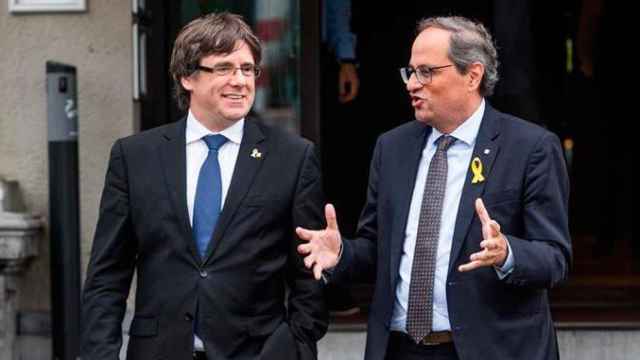 Carles Puigdemont, el líder de la Crida Nacional, junto con el presidente de la Generalitat de Cataluña, Quim Torra (d), en Waterloo. Imagen del artículo 'Cuando solo te queda la locura' / EFE