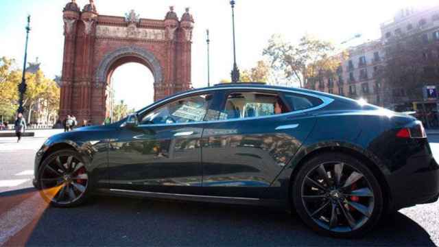 Un vehículo de alquiler con conductor ante el Arco del Triunfo de Barcelona / CG