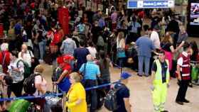 La larga cola de pasajeros ante los mostradores de British Airways en el aeropuerto de Fiumicino, cerca de Roma, tras la caída de los sistemas informáticos en Heathrow y Gatwick / EFE