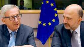 Juncker (I) y Moscovici en una imagen de archivo de un encuentro del colegio de comisarios.