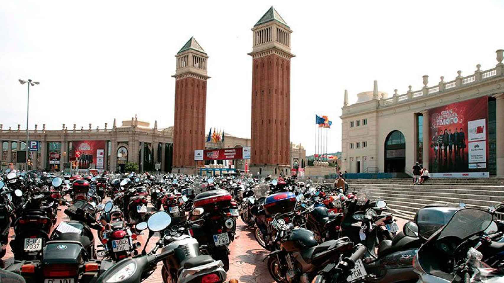 Cientos de motos aparcadas ante el recinto de Fira de Barcelona.