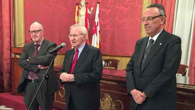 Miquel Valls (centro), persidente de la Cambra de Comerç de Barcelona, junto al responsable de turismo de la institución, Joan Gaspart (derecha)