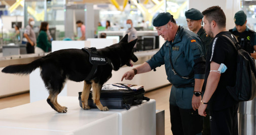 Un control de la Guardia Civil en el aeropuerto de Madrid Barajas / EFE