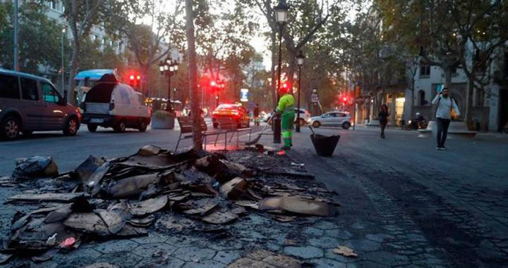Restos de contenedores quemados tras los disturbios en Barcelona / EFE