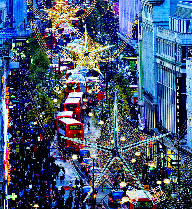 Ambiente de Navidad en la calle Oxford Street en Londres / EFE