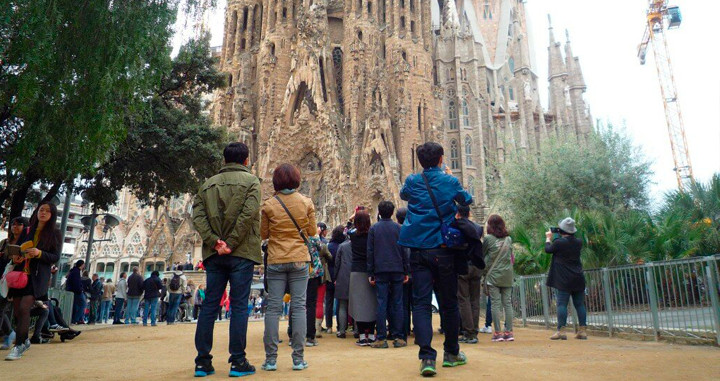 Turistas ante la Sagrada Familia de Barcelona / CG