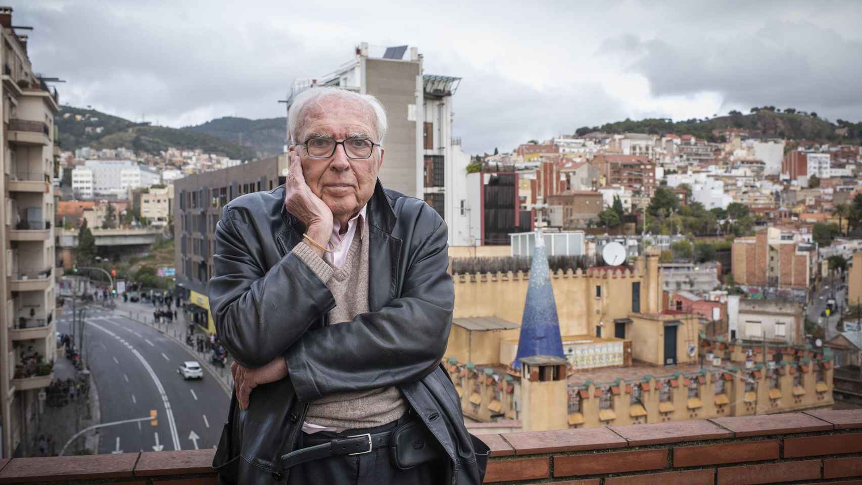 Román Gubern posa en la terraza de su casa en Barcelona / LENA PRIETO